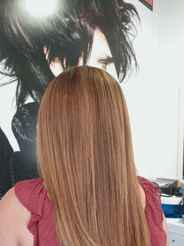 Capelli lunghi lisci castano chiaro, vista posteriore