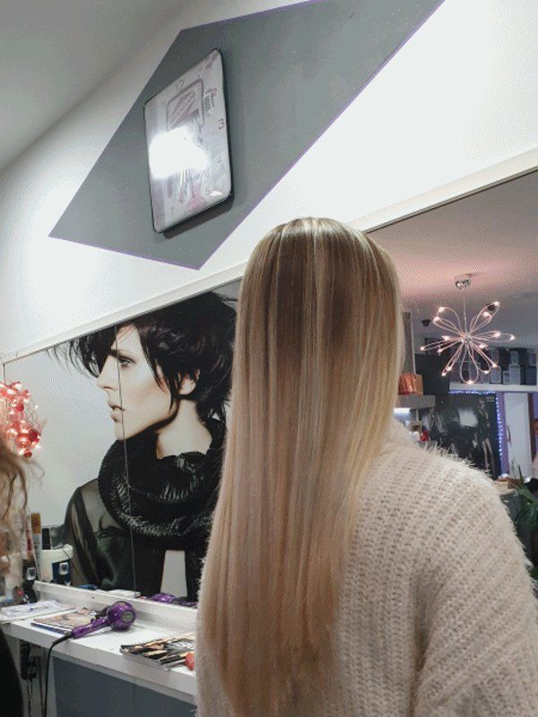 Capelli lunghi lisci con sfumatura dal castano al biondo
