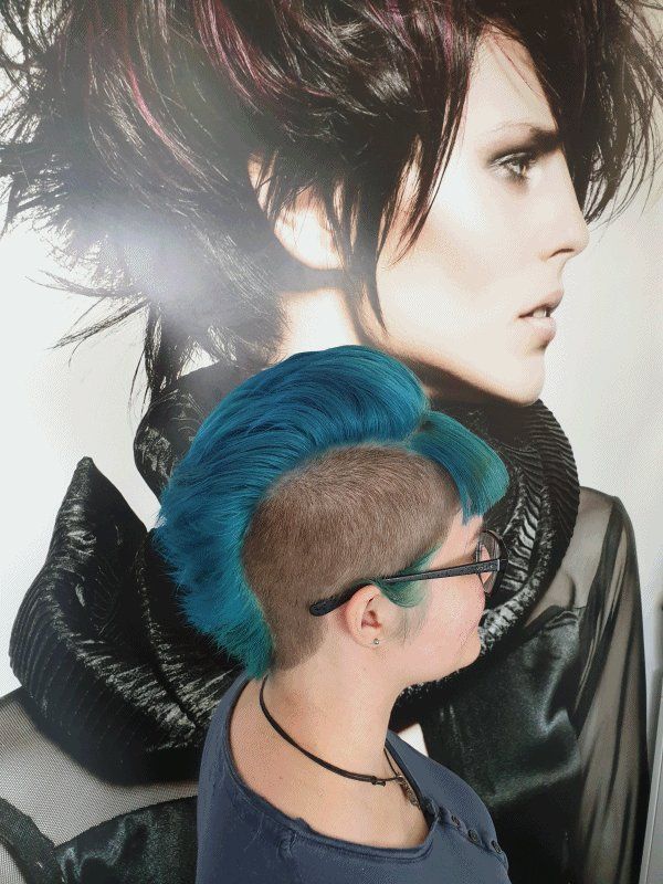 Taglio con lato rasato e ciuffo colorato di blu