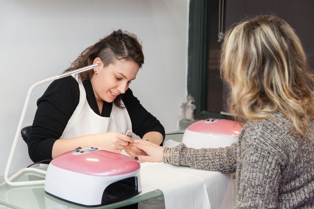 Manicure in salone con la lampada per lo smalto semipermanente