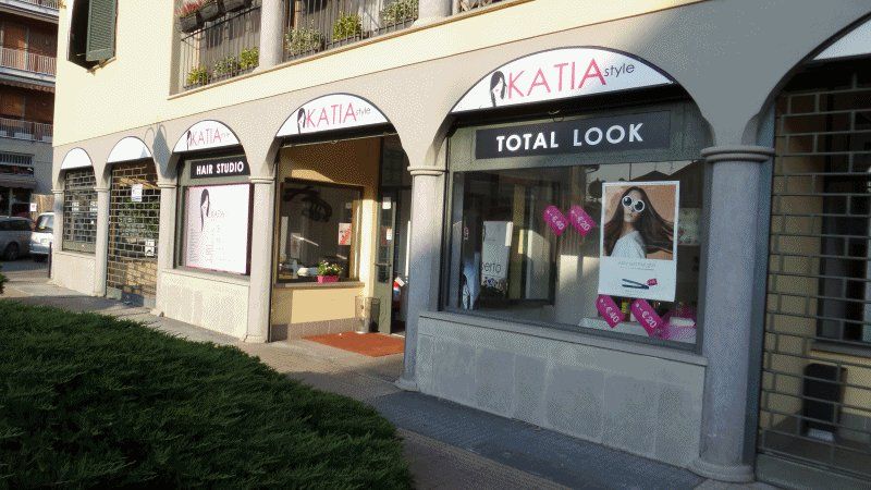 Le vetrine del salone Katia Style sotto i portici, con l'insegna Total Look