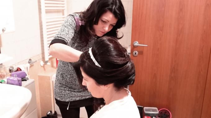 Acconciatura raccolta da sposa con coroncina, durante la preparazione