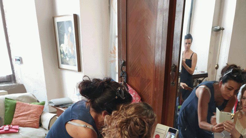 Preparazione di una sposa a casa: acconciatura e trucco